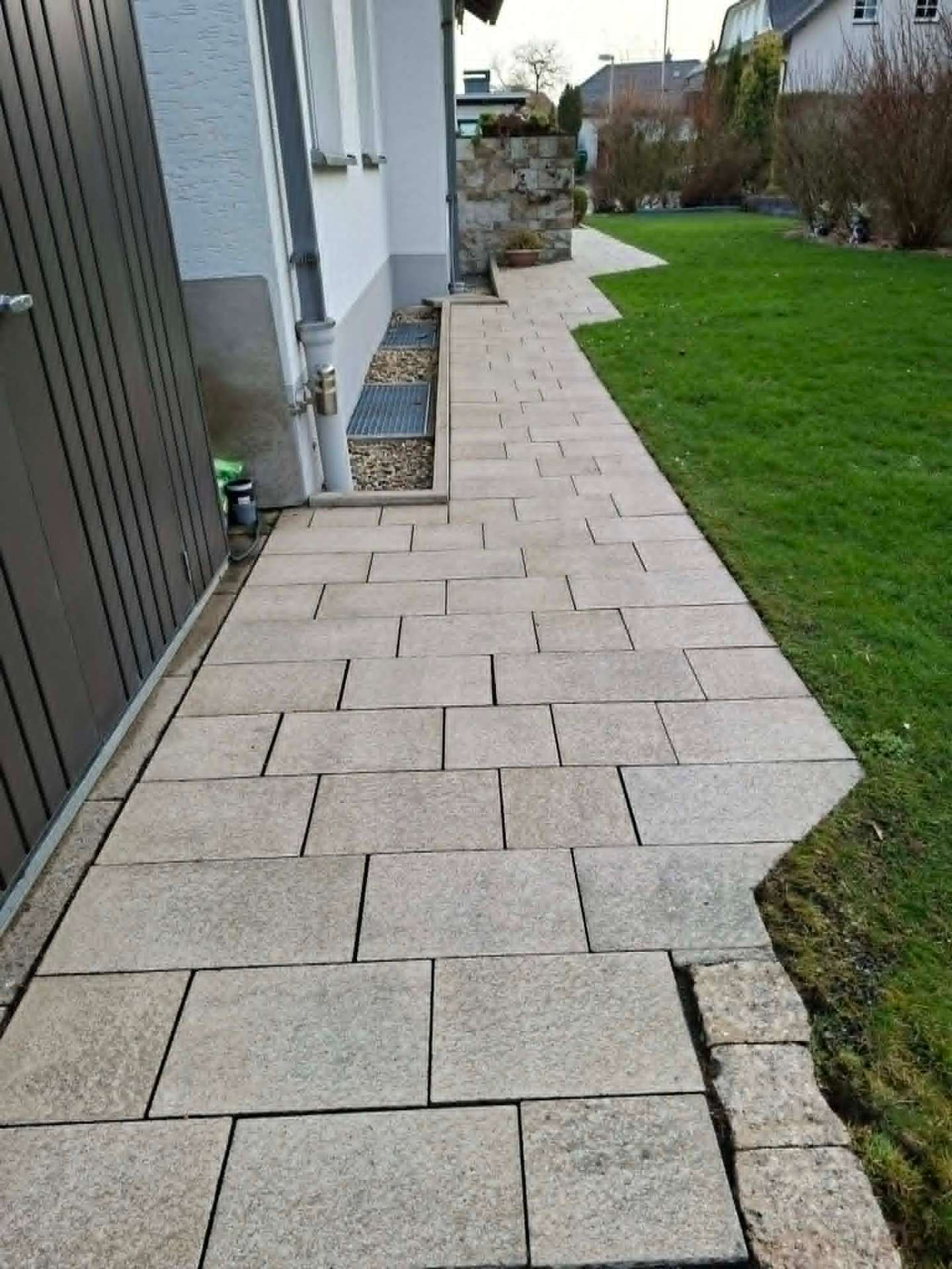 Pflasterweg entlang der Hausfassade – Nachher
