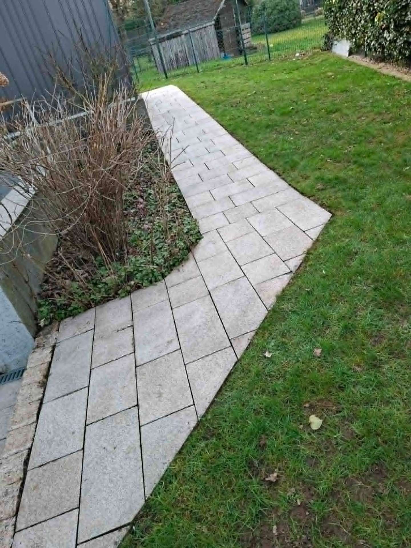 Gartenweg mit Natursteinplatten – Nachher