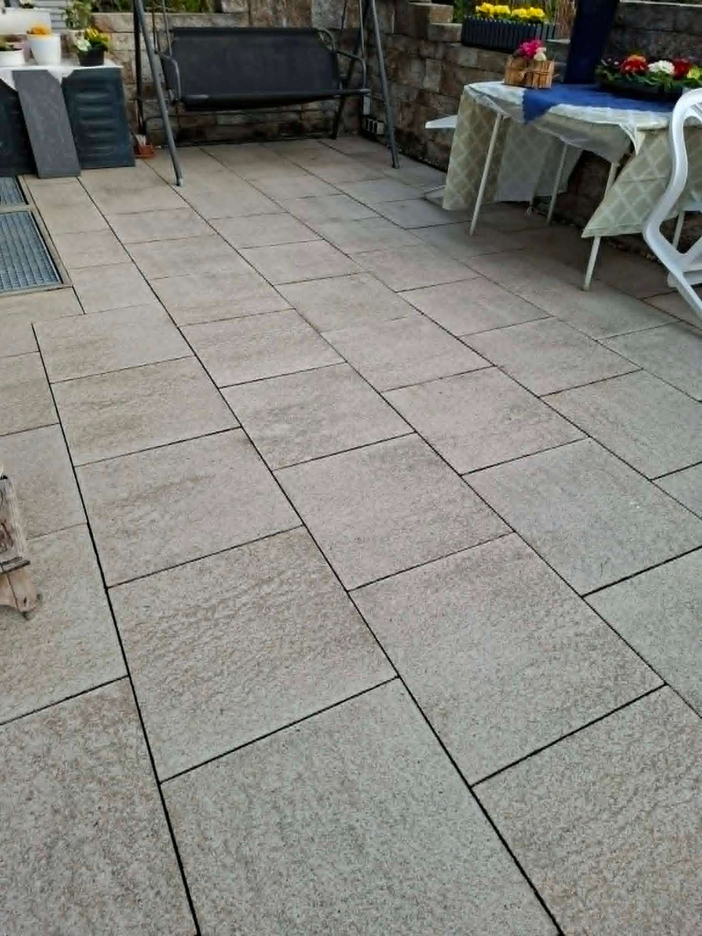 Sitzbereich mit Natursteinmauer – Nachher